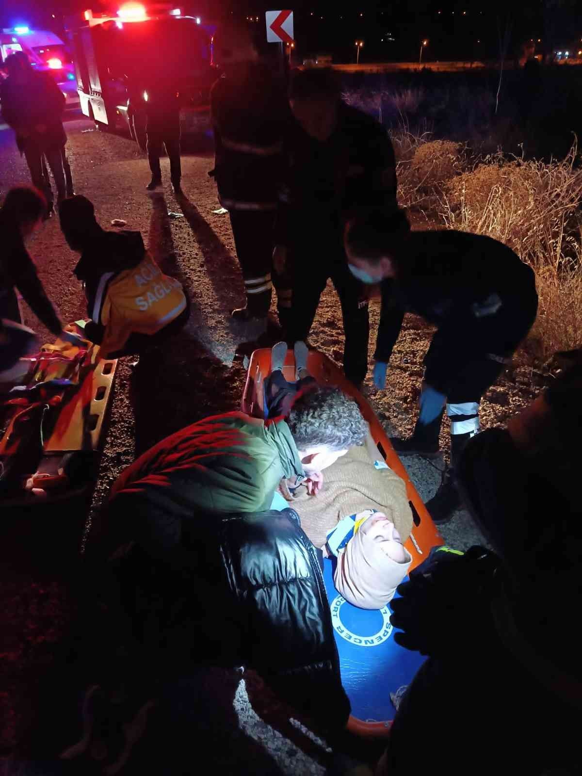 İki araç kafa kafaya çarpıştı, 6 kişi yaralandı