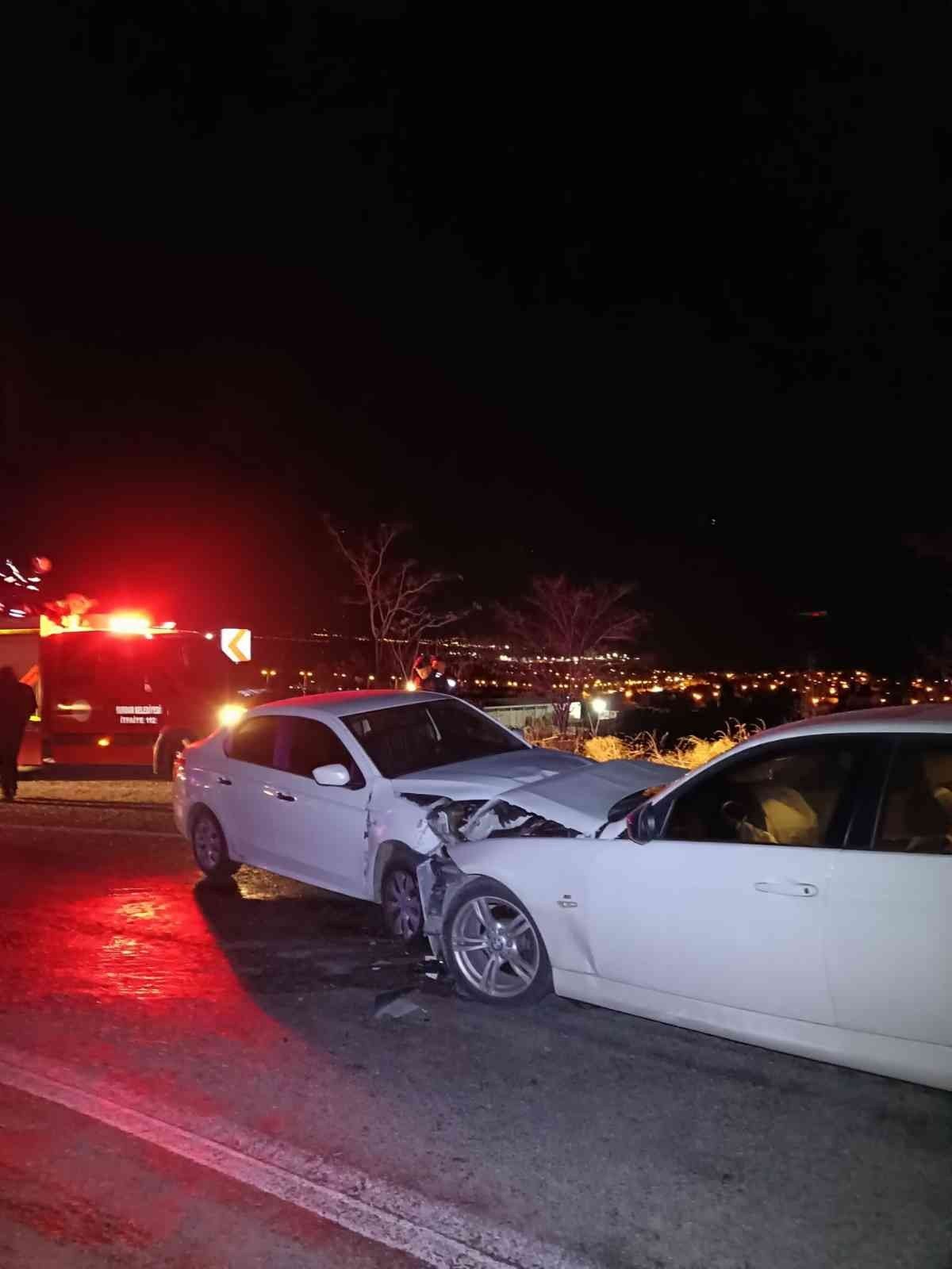 İki araç kafa kafaya çarpıştı, 6 kişi yaralandı