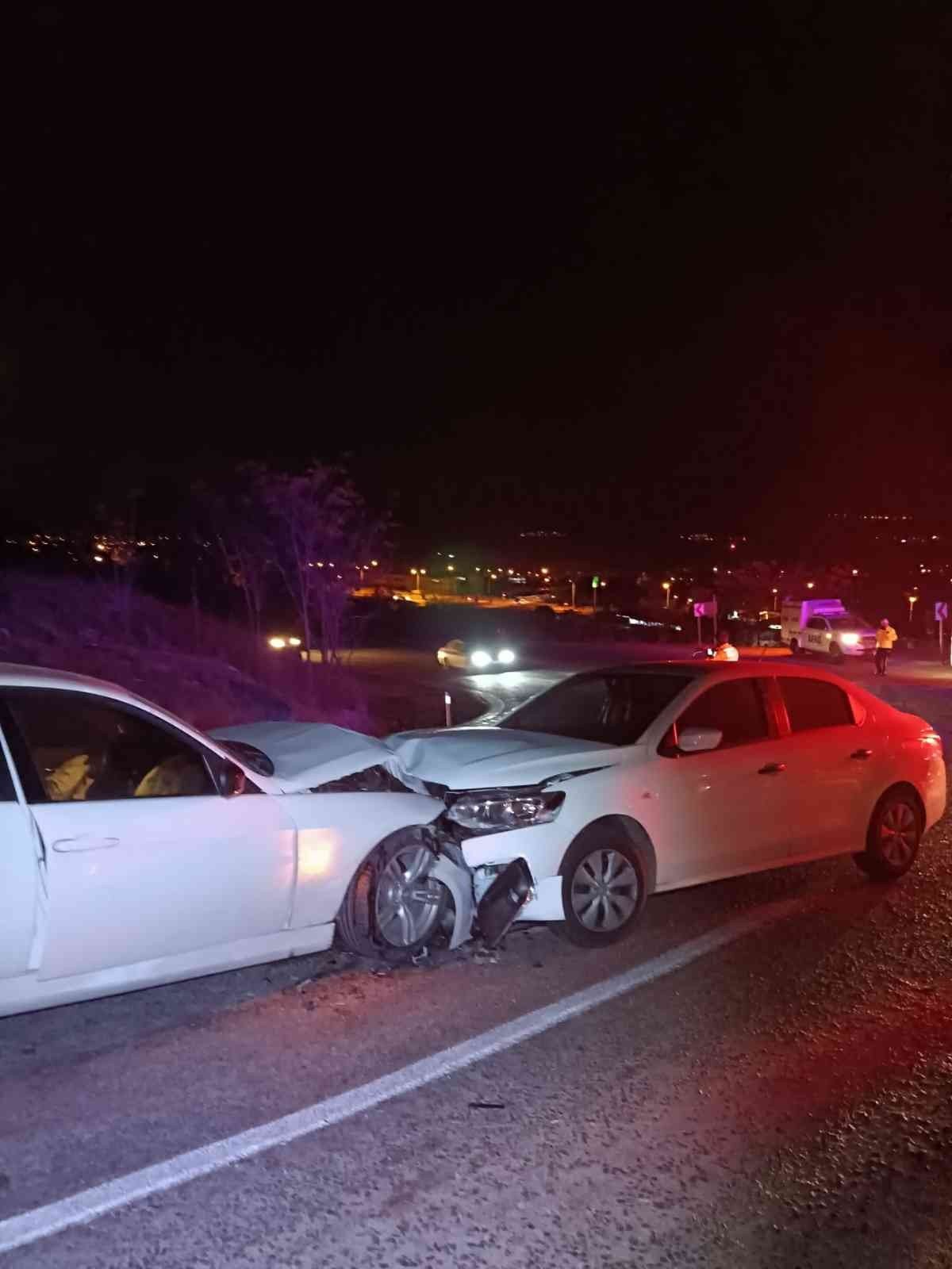 İki araç kafa kafaya çarpıştı, 6 kişi yaralandı