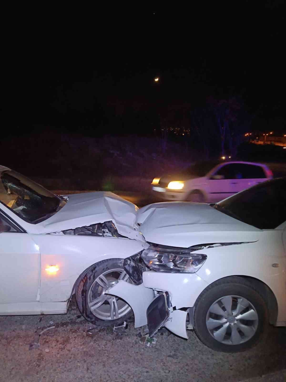 İki araç kafa kafaya çarpıştı, 6 kişi yaralandı