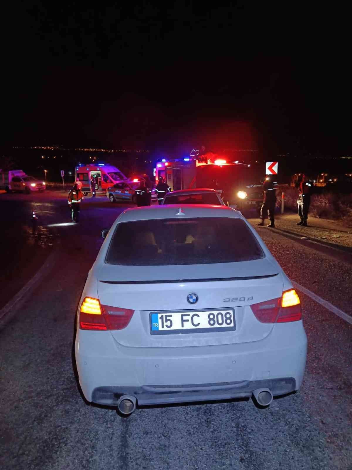 İki araç kafa kafaya çarpıştı, 6 kişi yaralandı