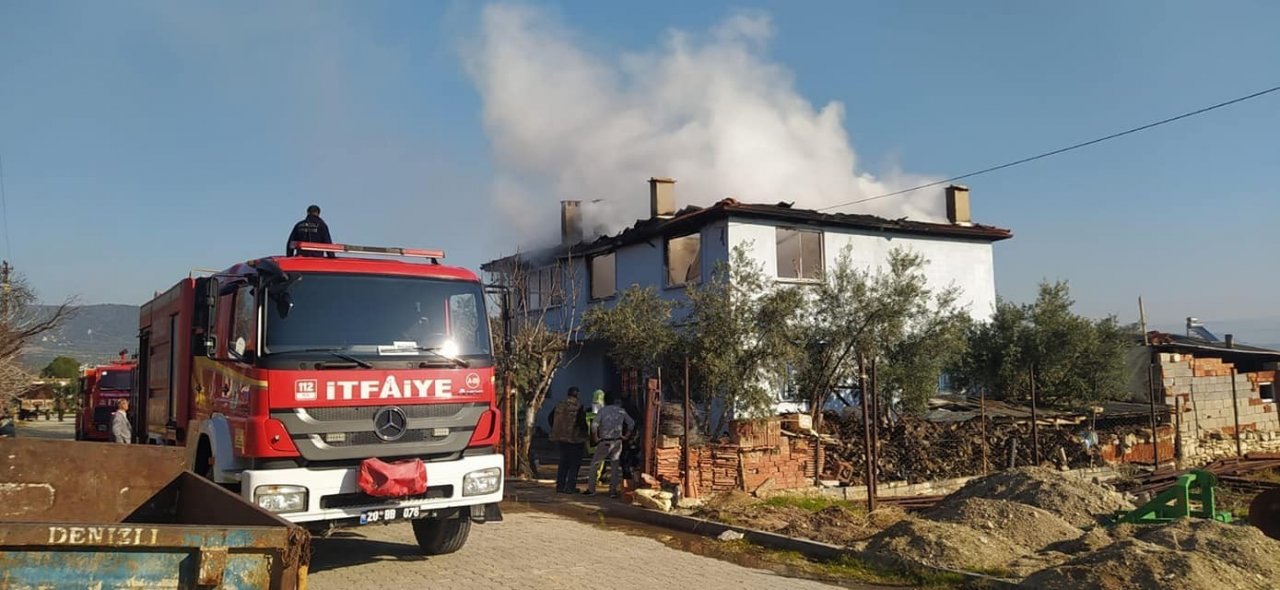 Ahşap bina küle döndü