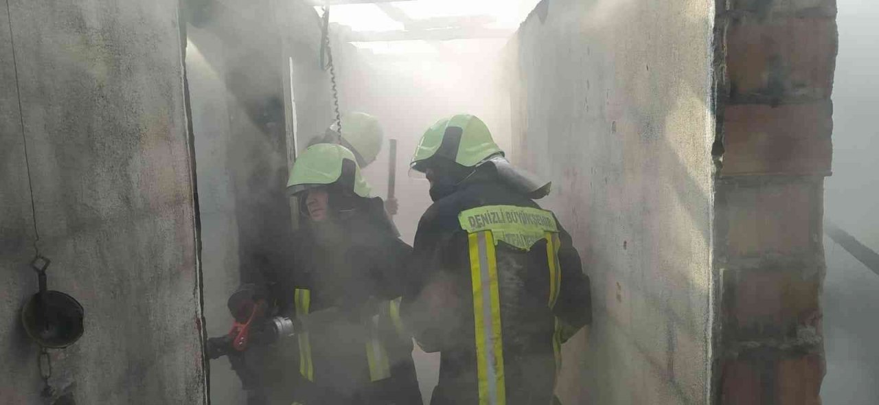 Ahşap bina küle döndü