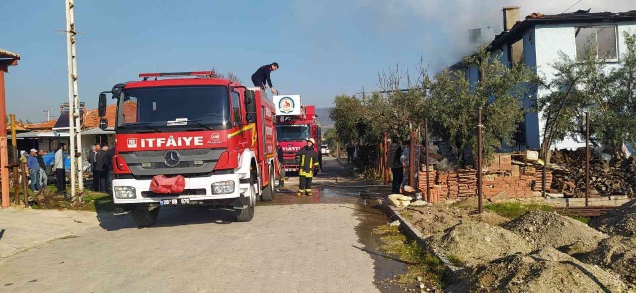 Ahşap bina küle döndü