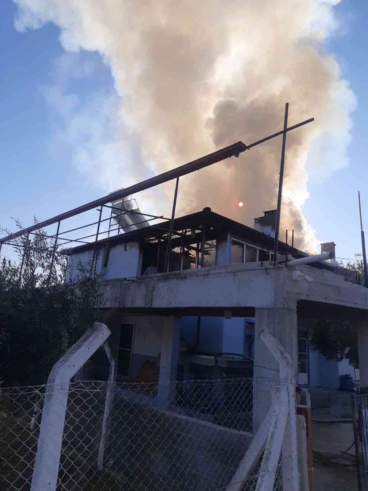 Ahşap bina küle döndü