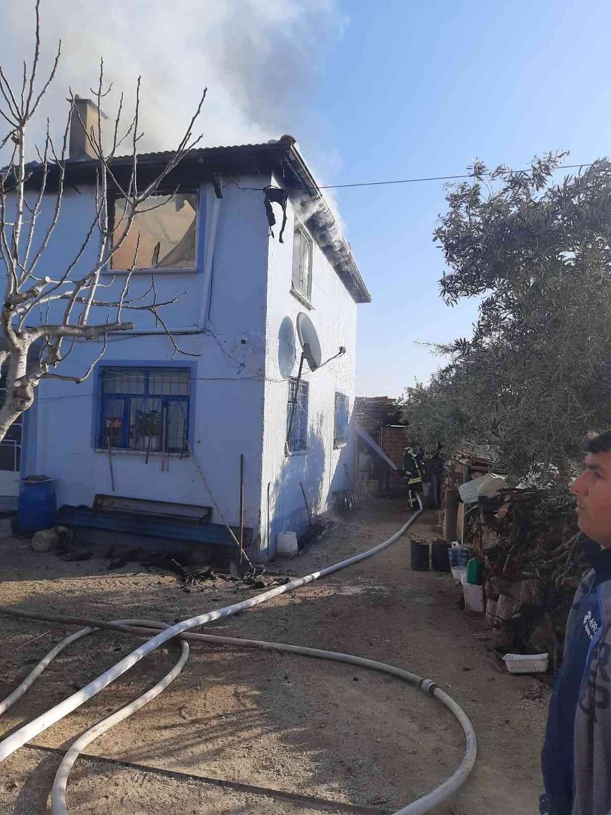 Ahşap bina küle döndü