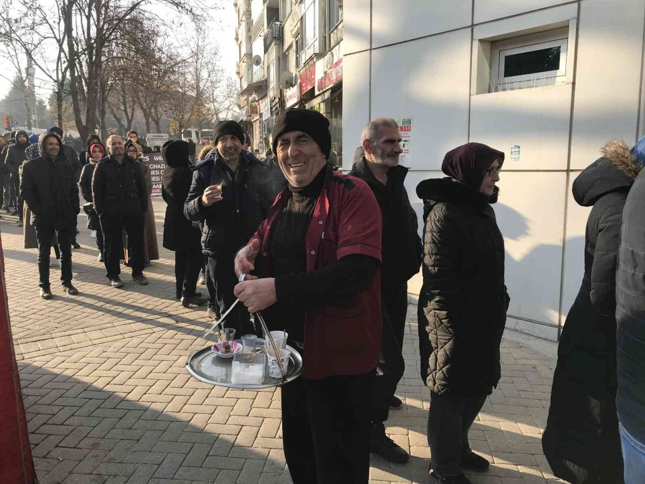 Eskişehir’deki EYT kuyruğunda ilginç bir çaycı