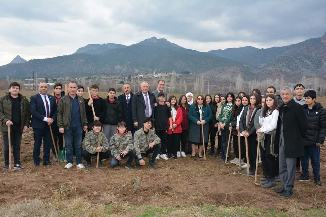 Lavantalar öğrencilerin ellerinden toprakla buluştu