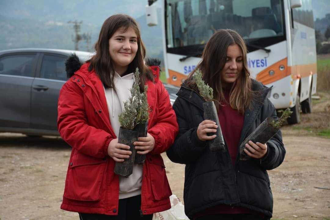 Lavantalar öğrencilerin ellerinden toprakla buluştu