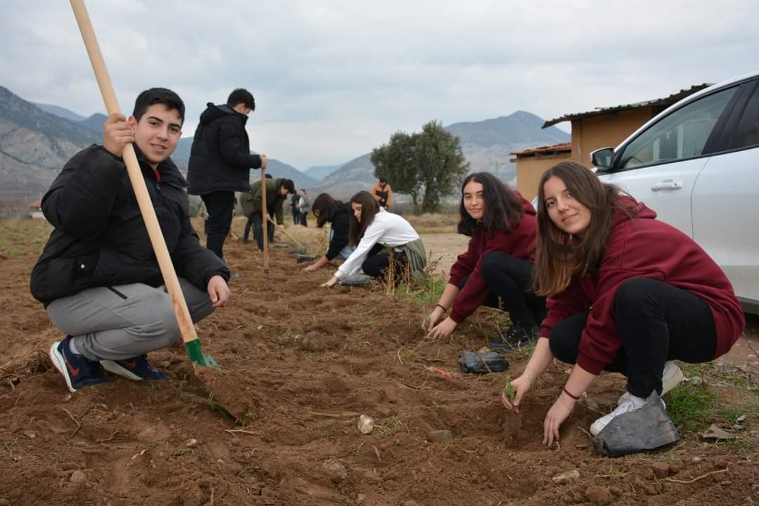 Lavantalar öğrencilerin ellerinden toprakla buluştu