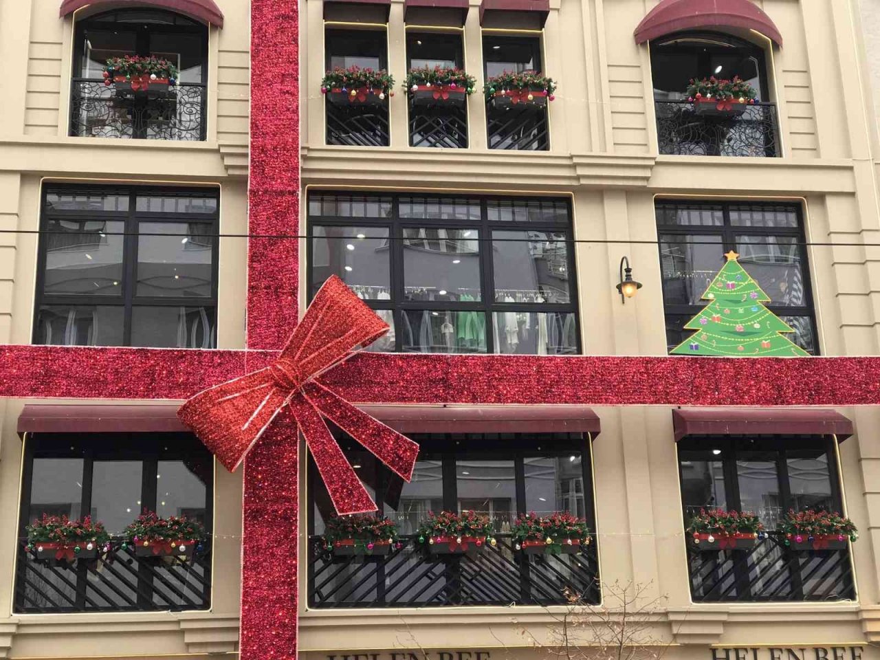 Binayı hediye paketine dönüştürdüler