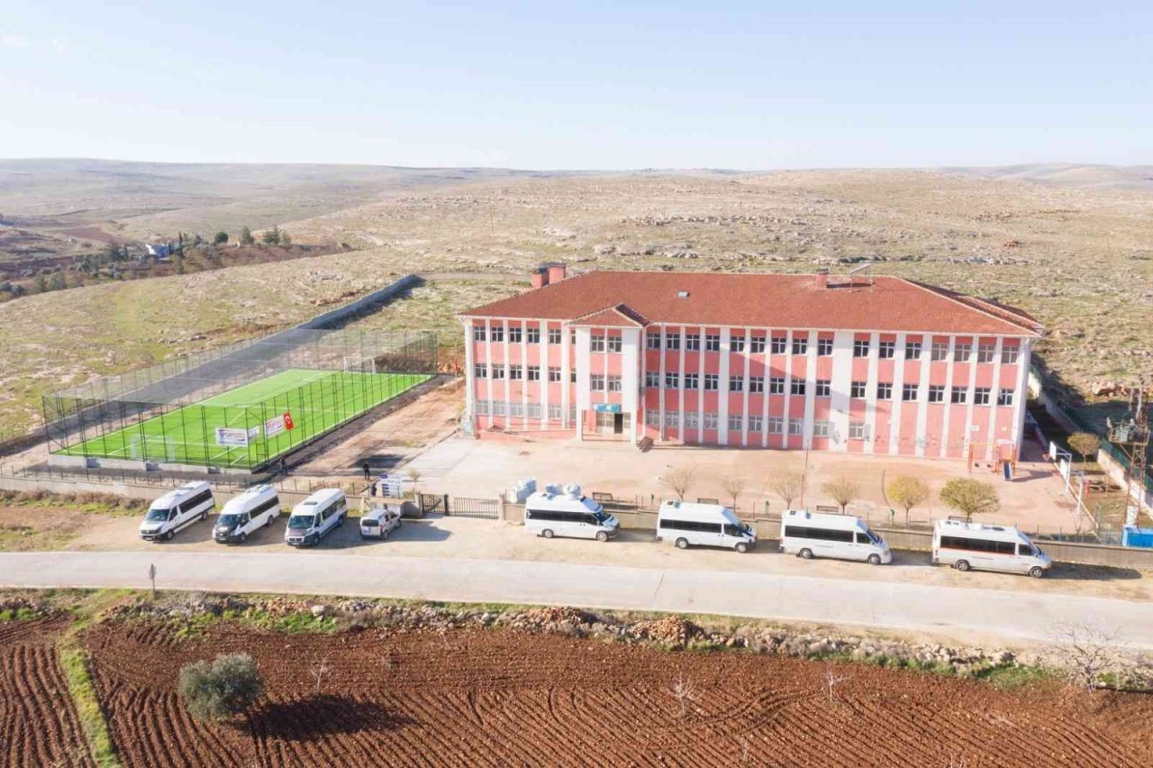 Eyyübiye’ye yapılacak 20 halı sahadan 5’i tamamlandı