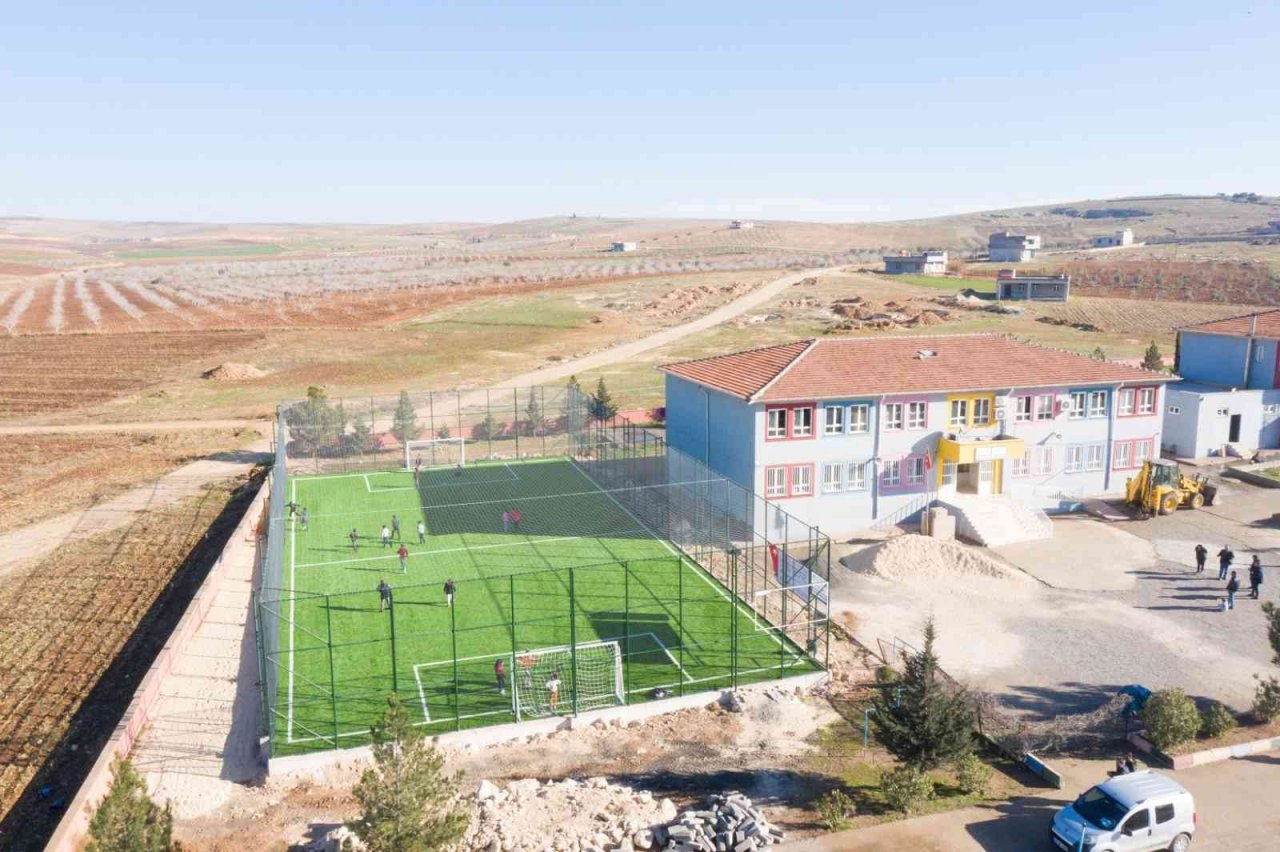 Eyyübiye’ye yapılacak 20 halı sahadan 5’i tamamlandı