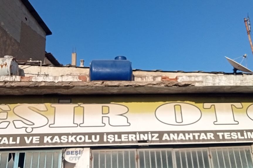 Çatıdan düşen esnaf ölümden döndü, o anlar kamerada