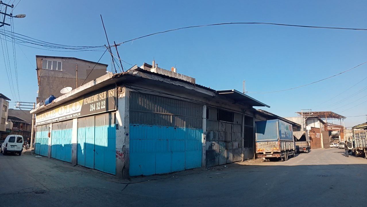 Çatıdan düşen esnaf ölümden döndü, o anlar kamerada