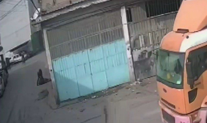 Çatıdan düşen esnaf ölümden döndü, o anlar kamerada