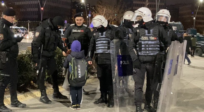 Kartal’da görev başında olan polisler ile çikolatasını paylaşan küçük Toprak, yürekleri ısıttı