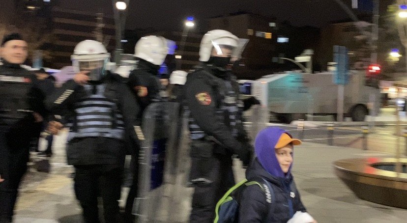 Kartal’da görev başında olan polisler ile çikolatasını paylaşan küçük Toprak, yürekleri ısıttı