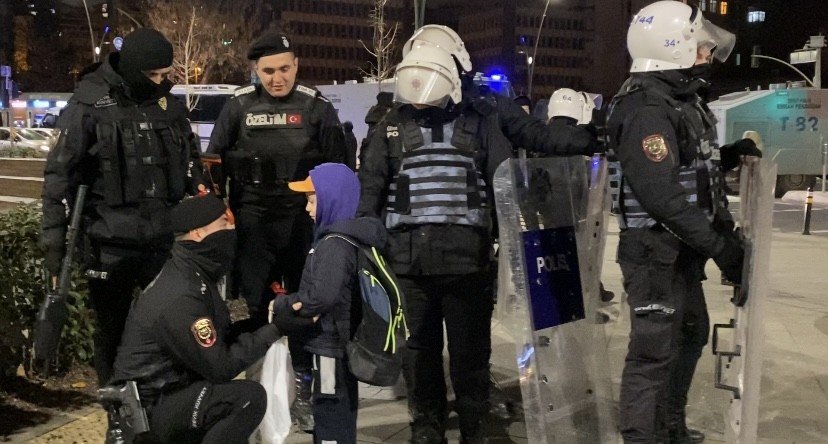 Kartal’da görev başında olan polisler ile çikolatasını paylaşan küçük Toprak, yürekleri ısıttı