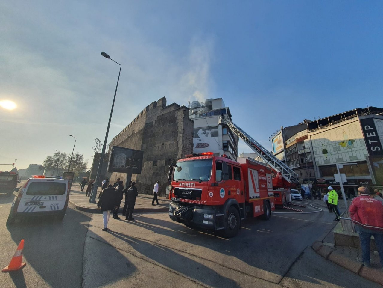 Lokantada yangın çıktı, ekipler seferber oldu
