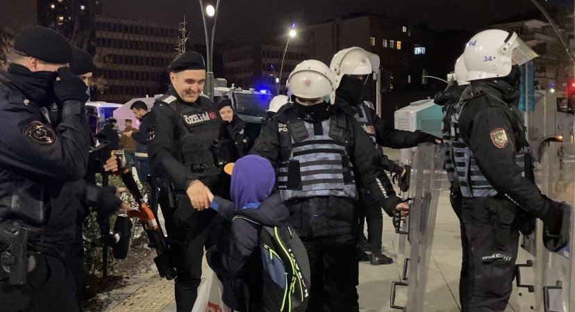 Kartal’da görev başında olan polisler ile çikolatasını paylaşan küçük Toprak, yürekleri ısıttı