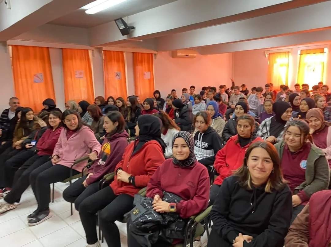 Mezun olduğu okulun öğrencilerine mesleğini tanıttı