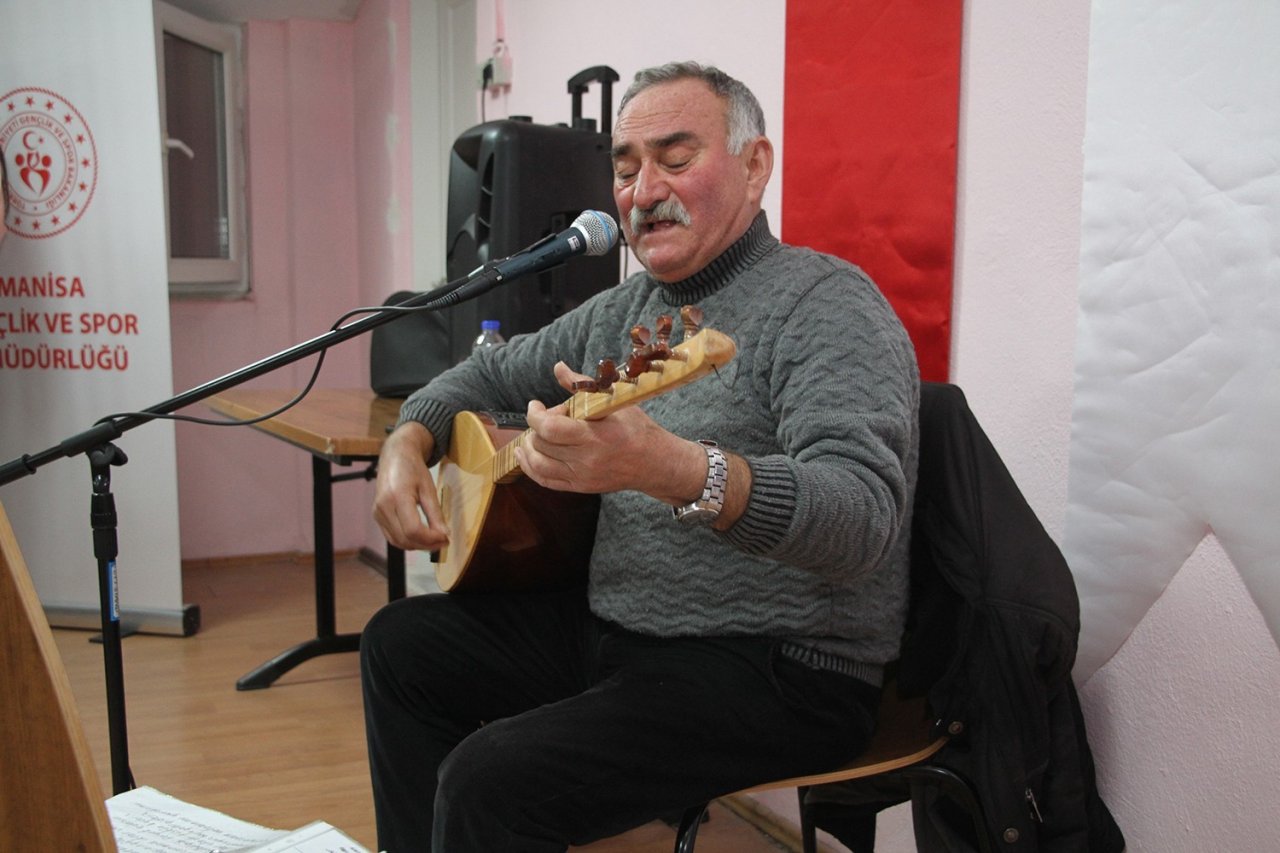 KYK’lı öğrenciler mahalli sanatçı Sami Dinç ile coştu