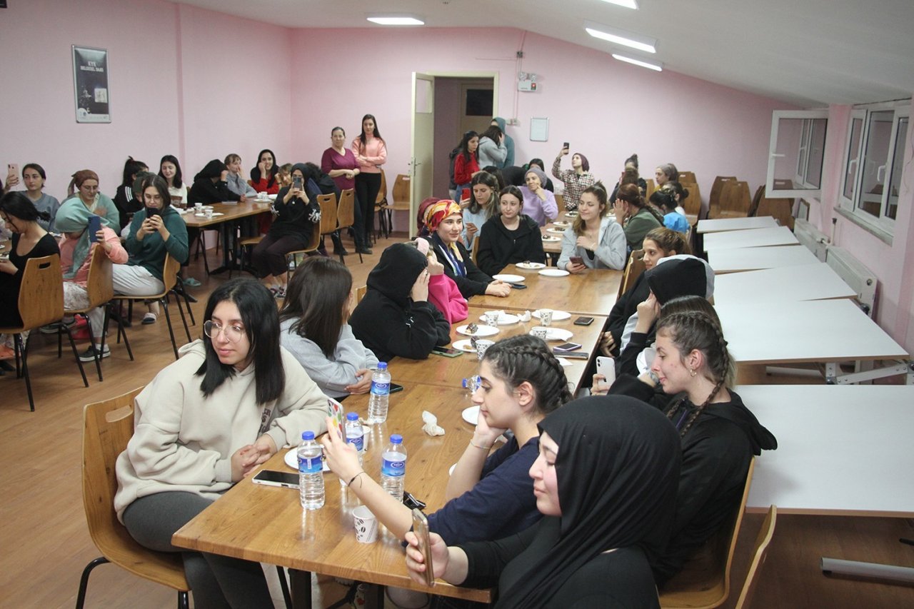 KYK’lı öğrenciler mahalli sanatçı Sami Dinç ile coştu