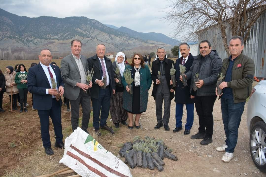 Lavantalar öğrencilerin ellerinden toprakla buluştu