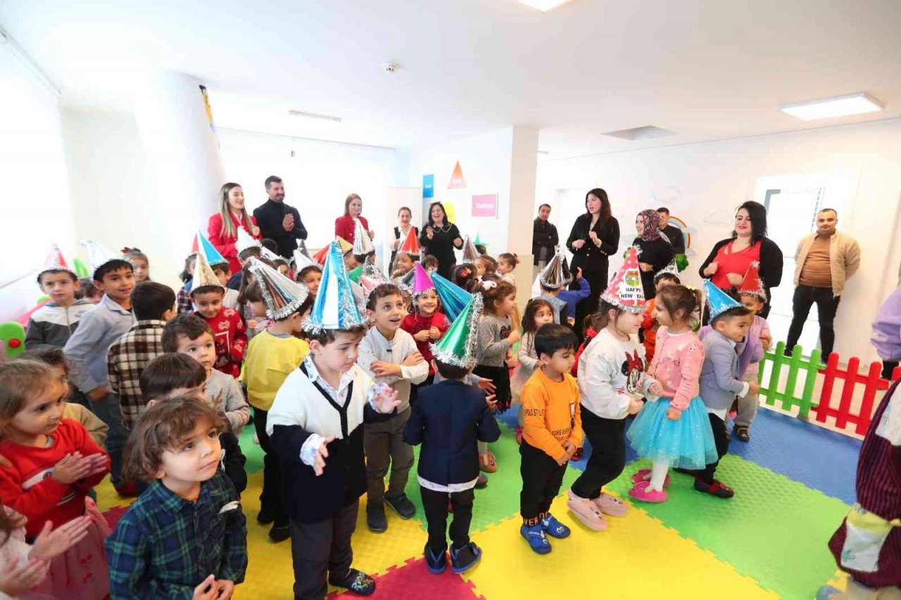 Minikler yeni yılı gündüz bakımevinde kutladı