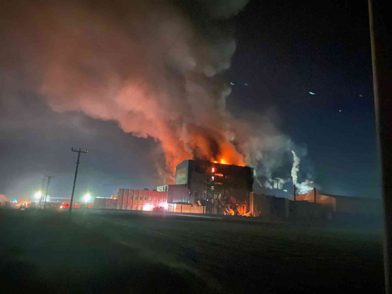 Balık yem fabrikasındaki yangına ormancılar da müdahale etti