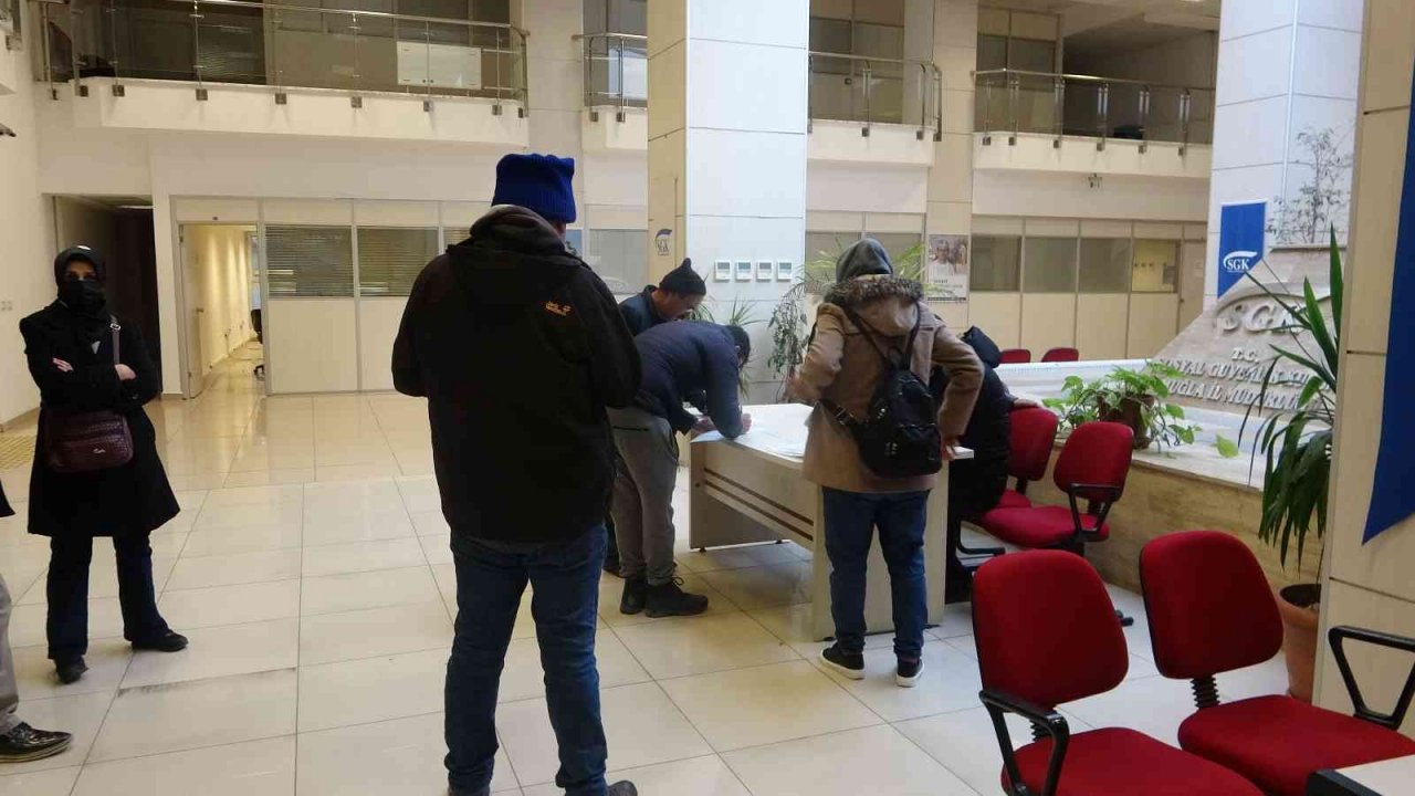 Muğla’da EYT’liler sabahın ilk saatlerinde soluğu SGK’da aldı