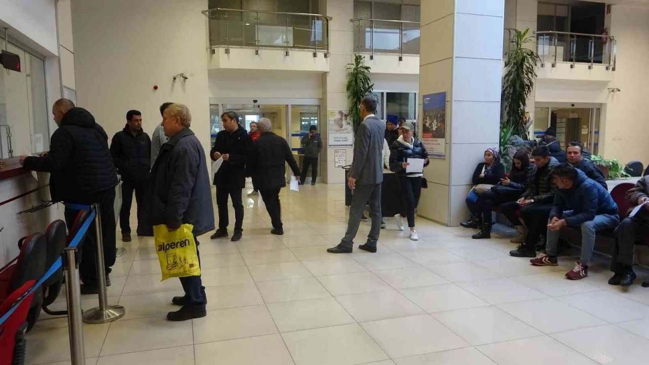 Muğla’da EYT’liler sabahın ilk saatlerinde soluğu SGK’da aldı