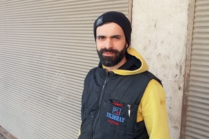 Çatıdan düşen esnaf ölümden döndü, o anlar kamerada