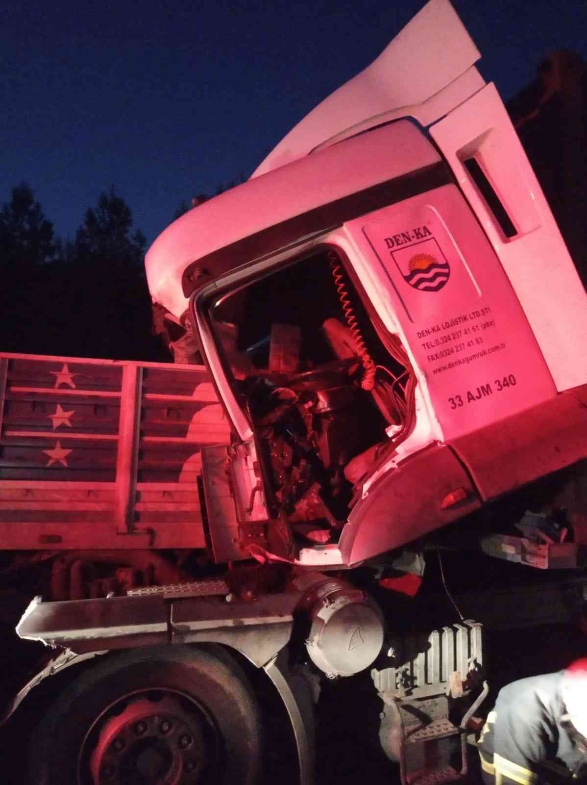 Osmaniye’de tıra çarpan tır şoförü yaralandı