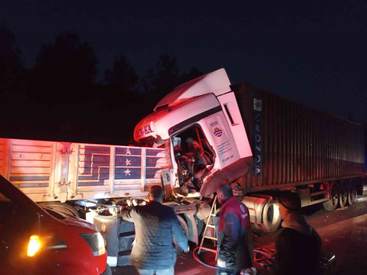 Osmaniye’de tıra çarpan tır şoförü yaralandı
