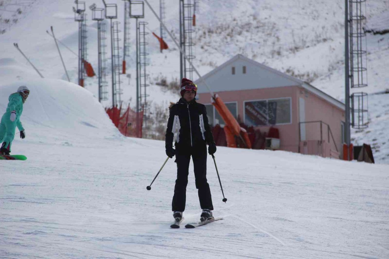 Charter seferi ile Erzurum’a gelen ilk Rus kafile Palandöken’de kayak yapmaya başladı
