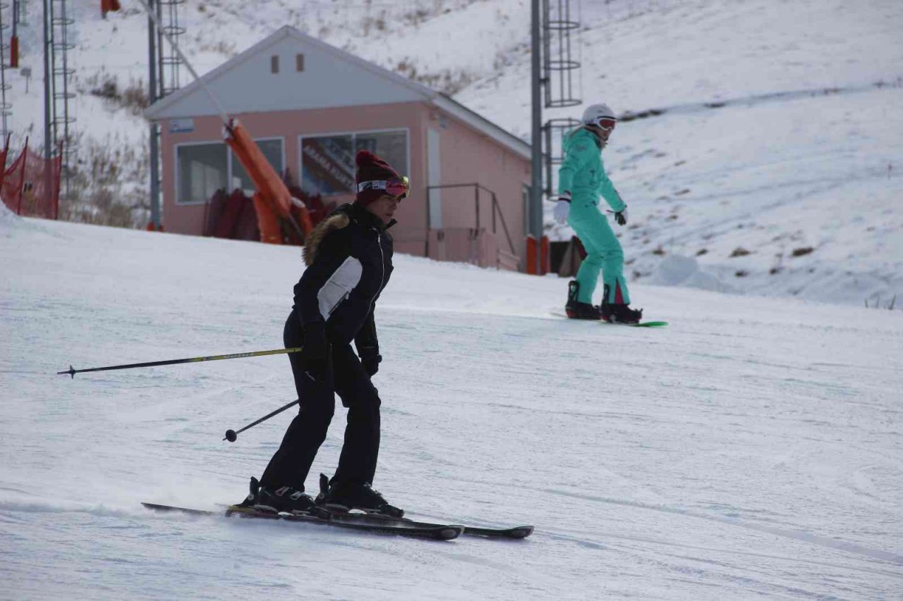 Charter seferi ile Erzurum’a gelen ilk Rus kafile Palandöken’de kayak yapmaya başladı