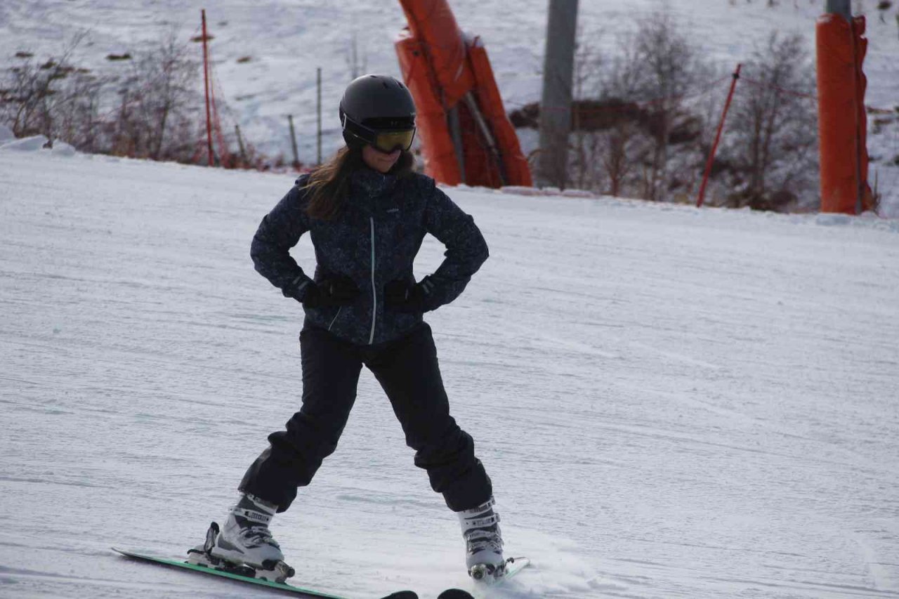 Charter seferi ile Erzurum’a gelen ilk Rus kafile Palandöken’de kayak yapmaya başladı