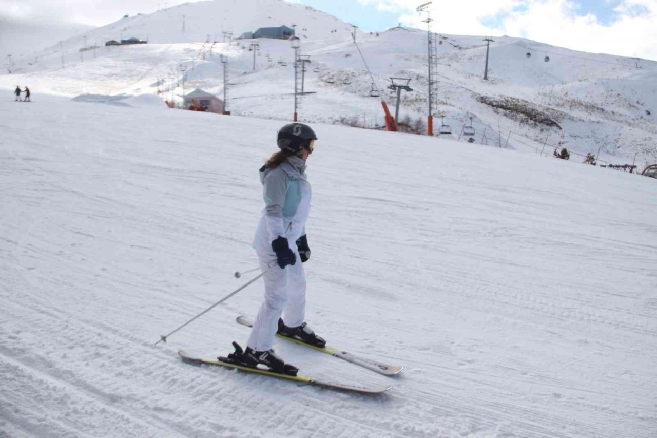 Charter seferi ile Erzurum’a gelen ilk Rus kafile Palandöken’de kayak yapmaya başladı