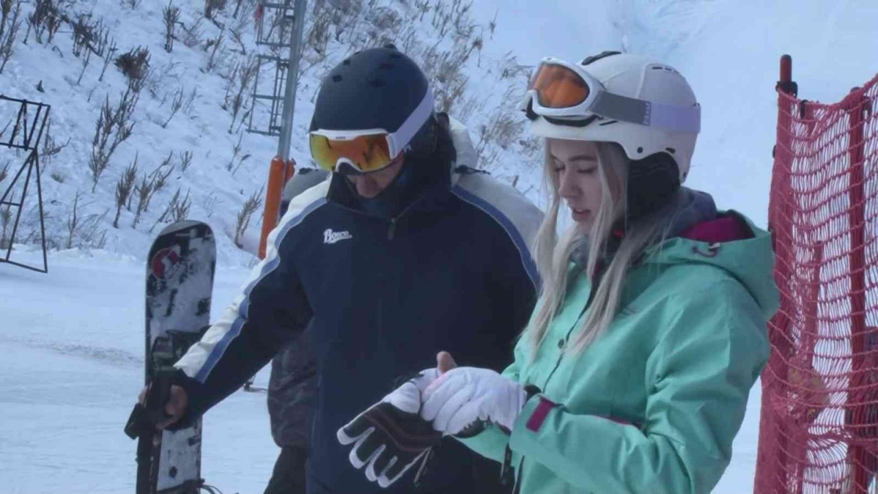 Charter seferi ile Erzurum’a gelen ilk Rus kafile Palandöken’de kayak yapmaya başladı