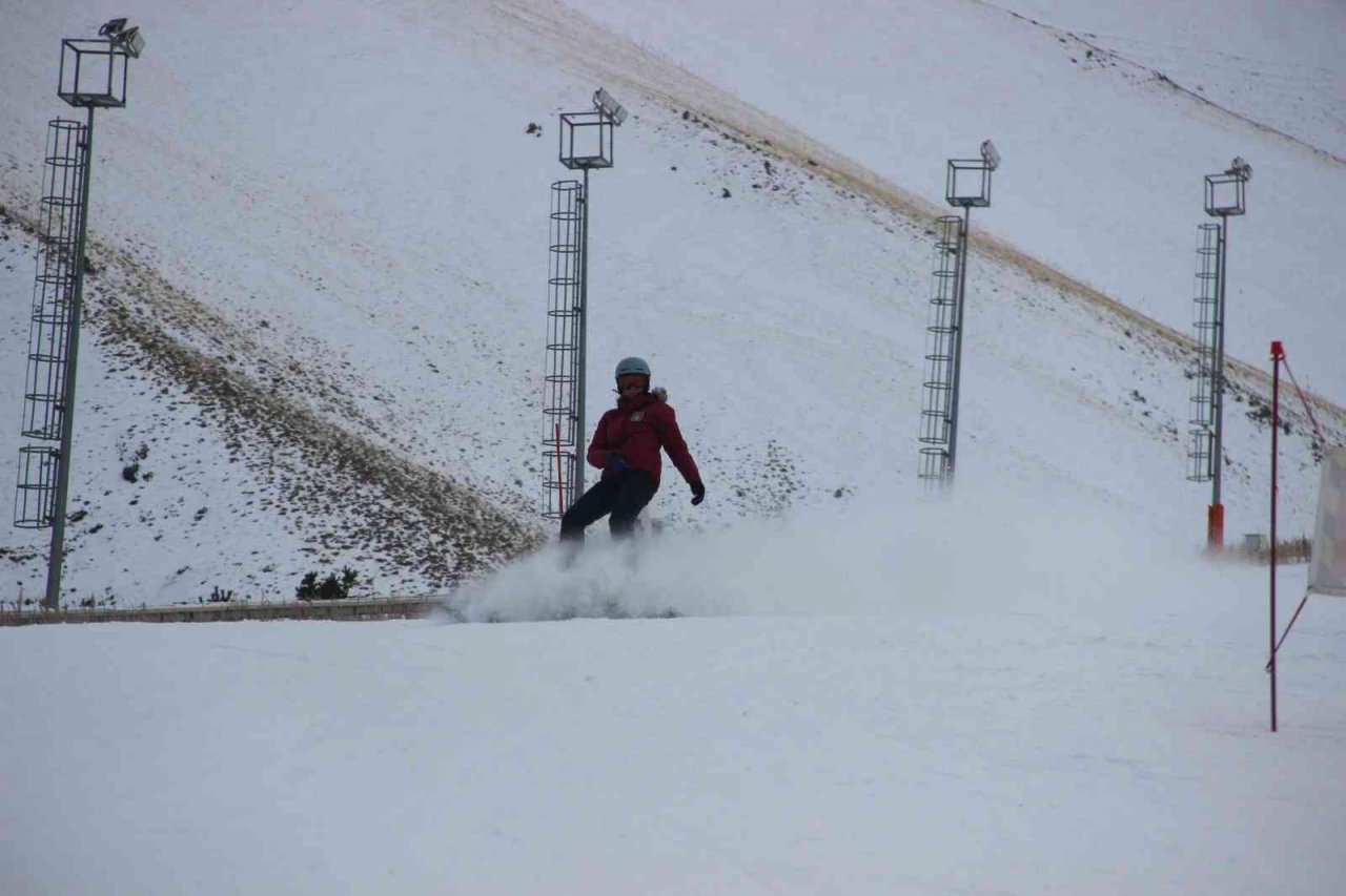 Charter seferi ile Erzurum’a gelen ilk Rus kafile Palandöken’de kayak yapmaya başladı