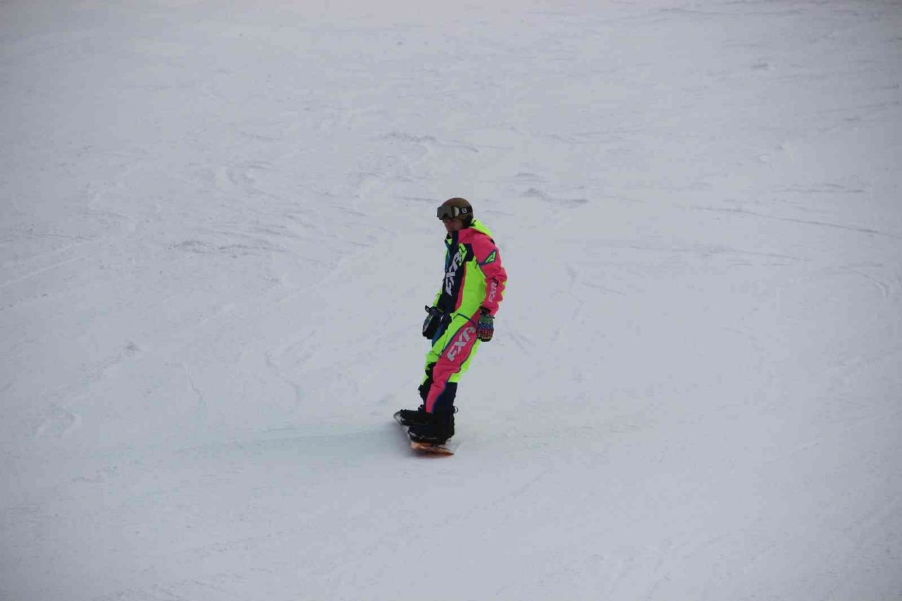 Charter seferi ile Erzurum’a gelen ilk Rus kafile Palandöken’de kayak yapmaya başladı