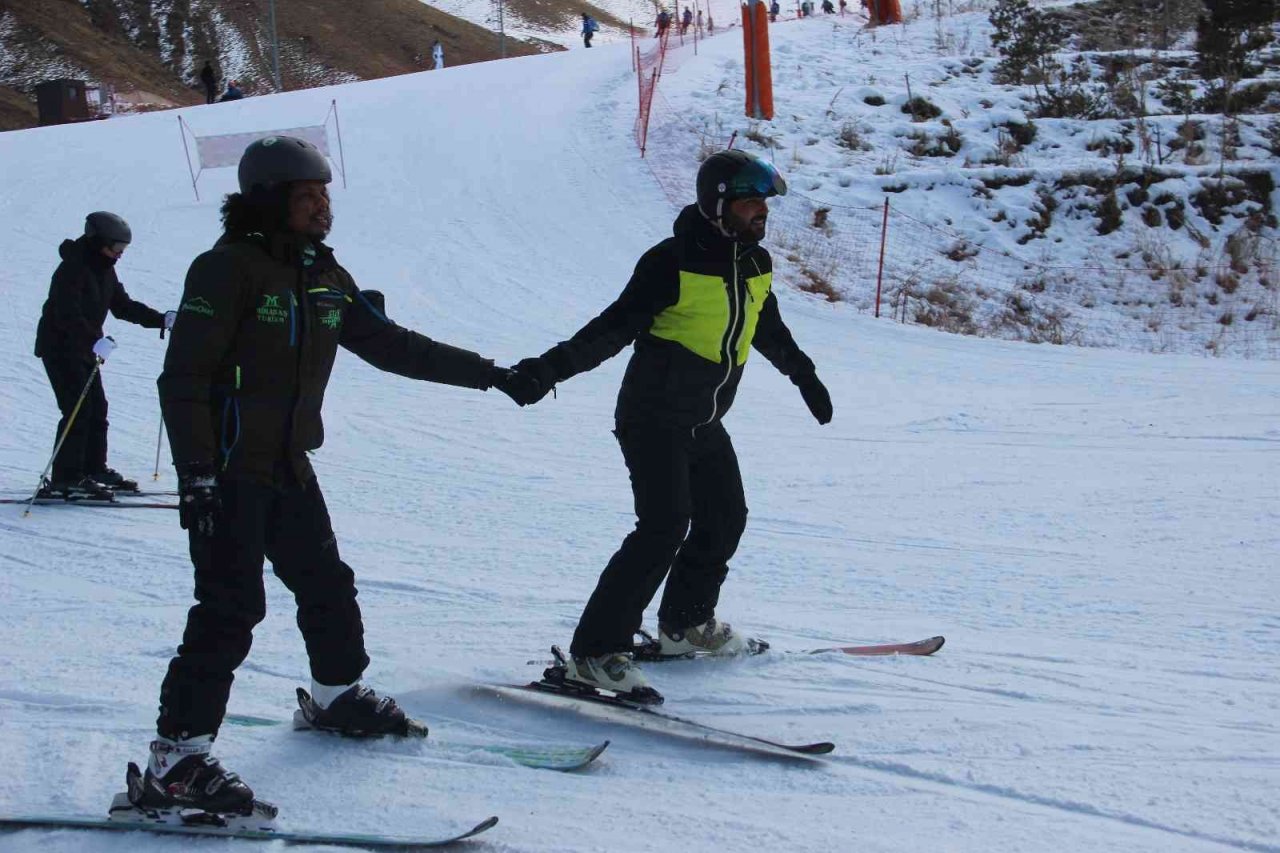 Charter seferi ile Erzurum’a gelen ilk Rus kafile Palandöken’de kayak yapmaya başladı