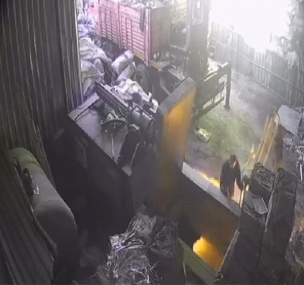 Ümraniye’de geri dönüşüm tesisinde patlama anı kamerada