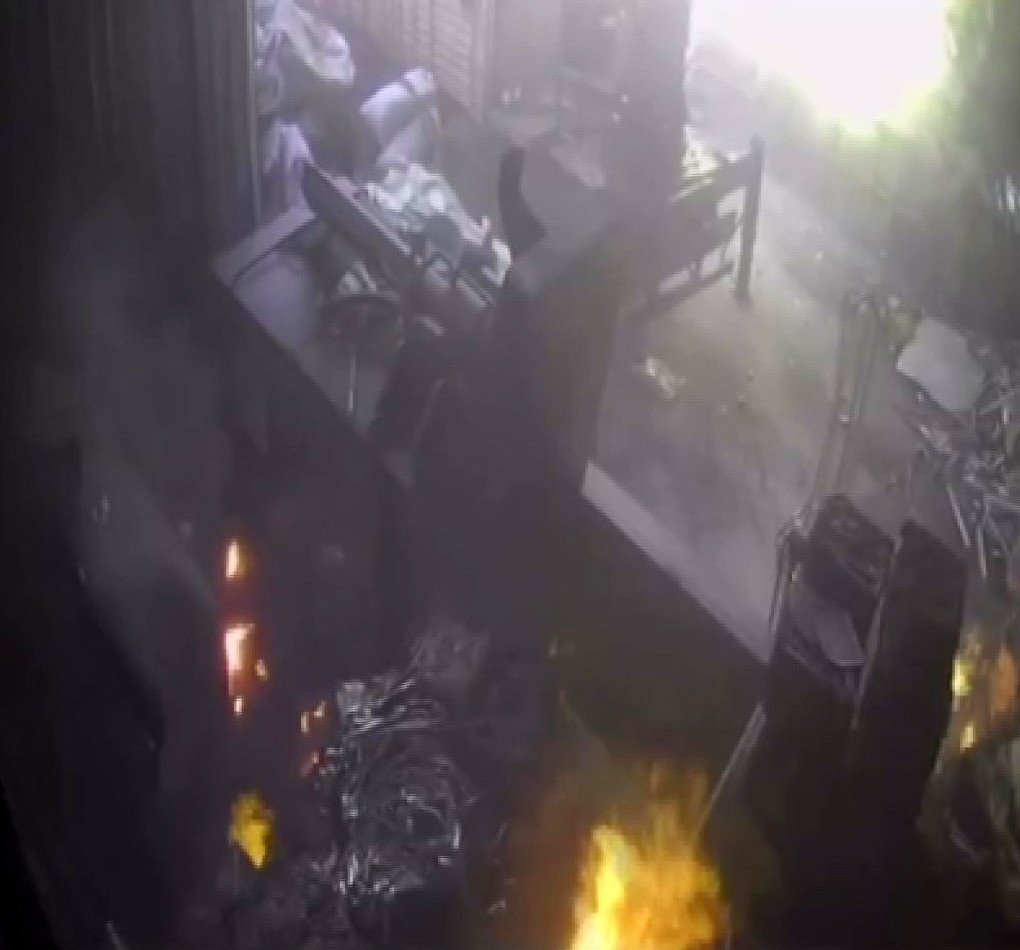 Ümraniye’de geri dönüşüm tesisinde patlama anı kamerada