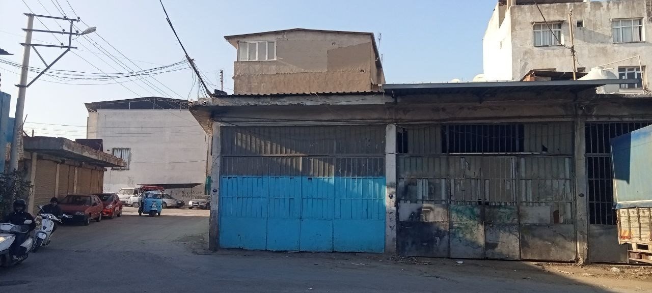 Çatıdan düşen esnaf ölümden döndü, o anlar kamerada