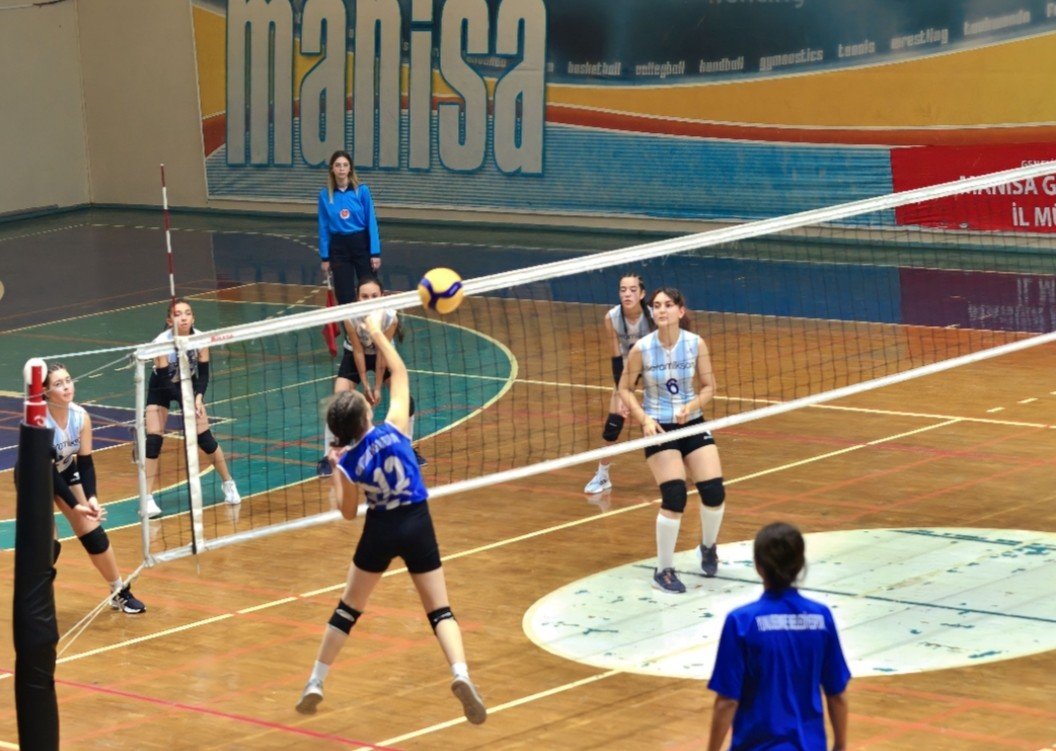 Yunusemreli voleybolculardan 3-0’lık başlangıç