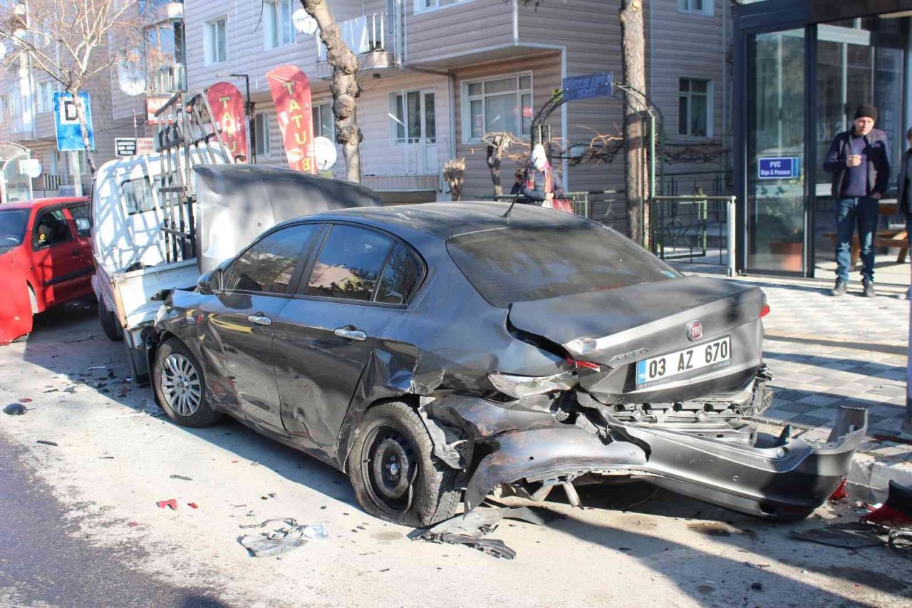 Kontrolden çıkan otomobil park halindeki 3 araca çarparak durabildi