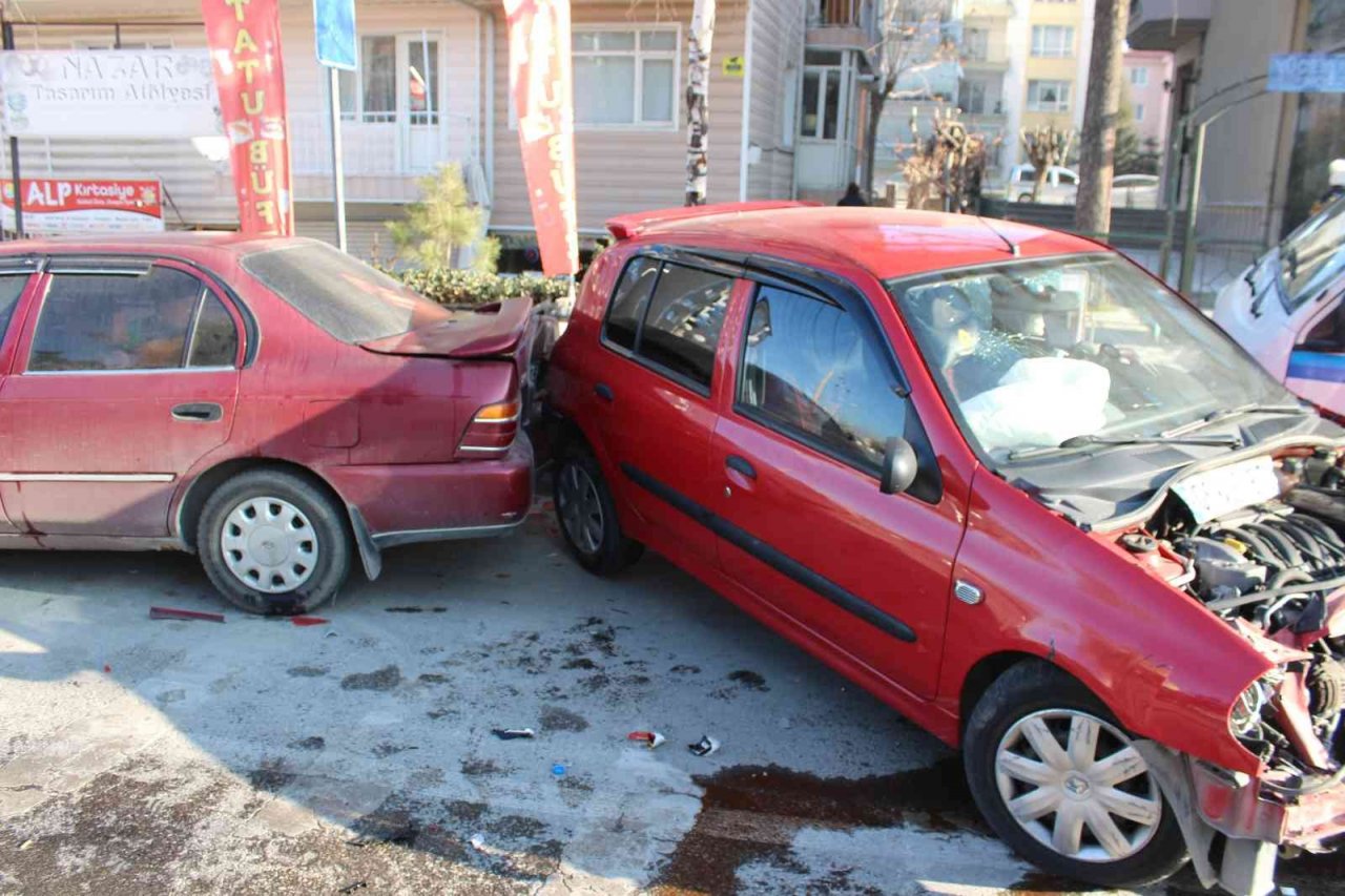 Kontrolden çıkan otomobil park halindeki 3 araca çarparak durabildi